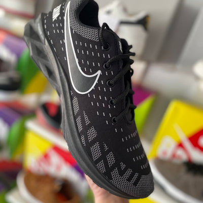 Nike preto detalhe branco