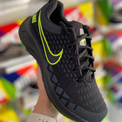 Nike air zoom preto detalhe verde neón
