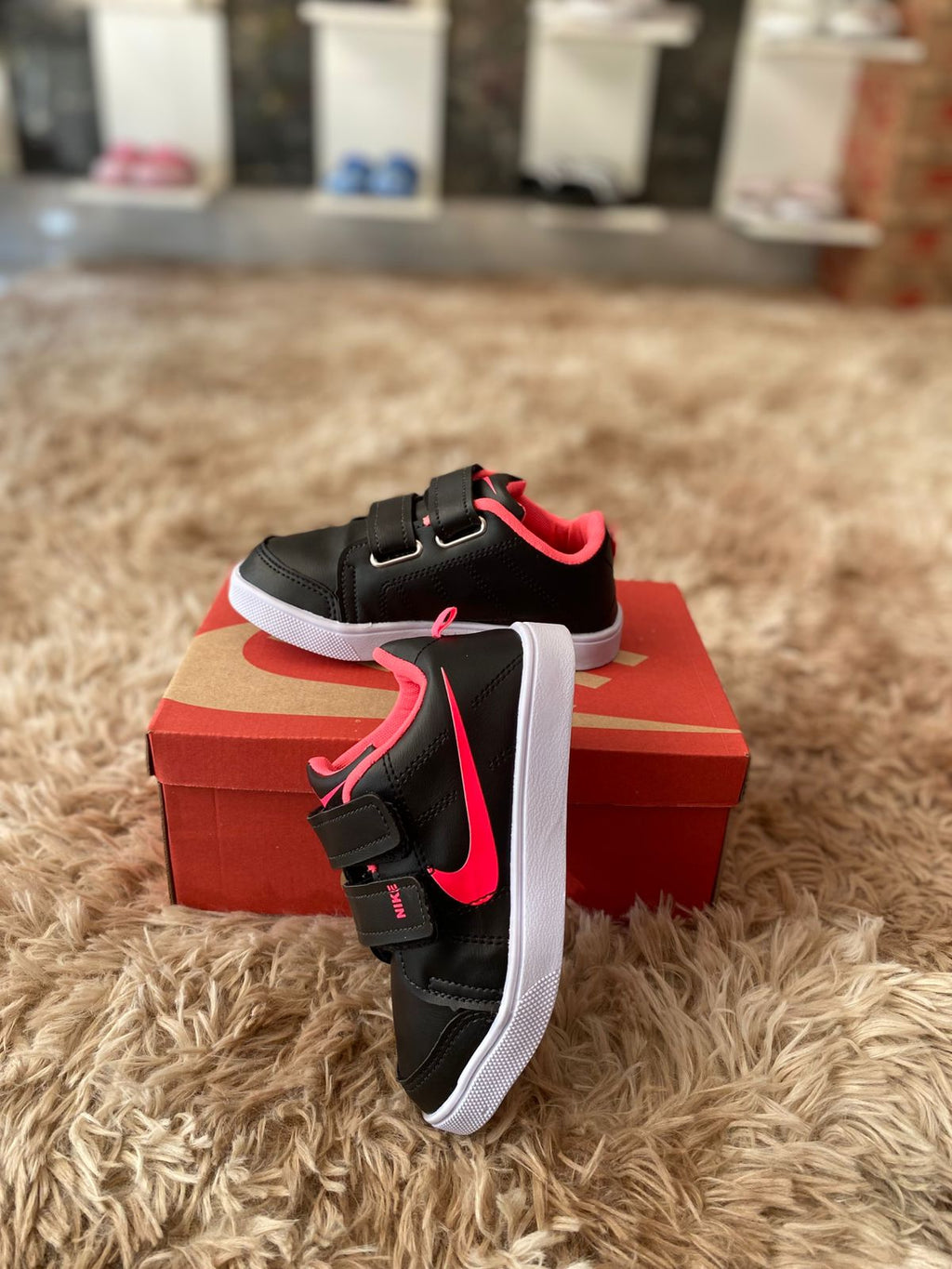 Tênis infantil nike preto rosa com velcro