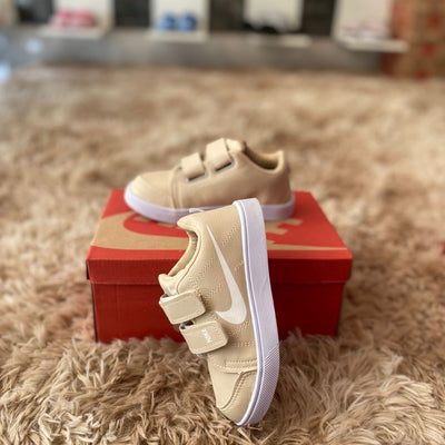 Tênis infantil nike bege branco com velcro