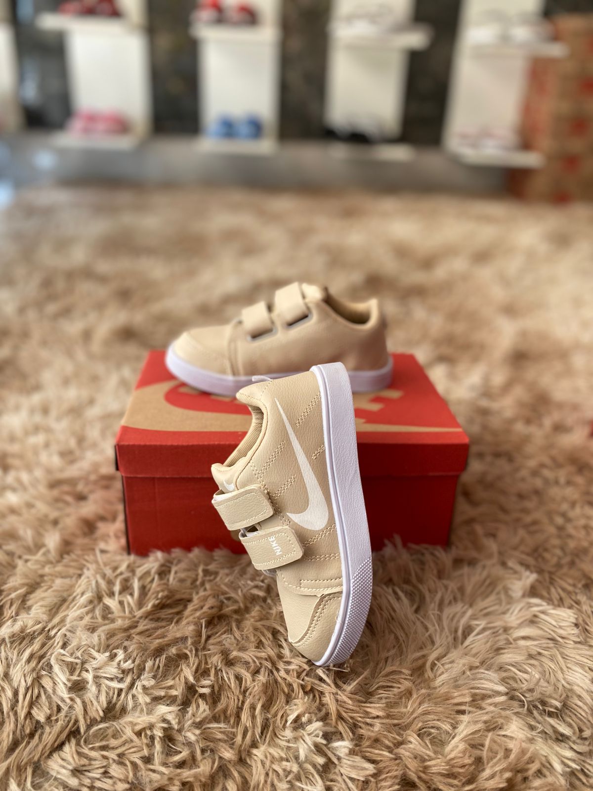 Tênis infantil nike bege branco com velcro