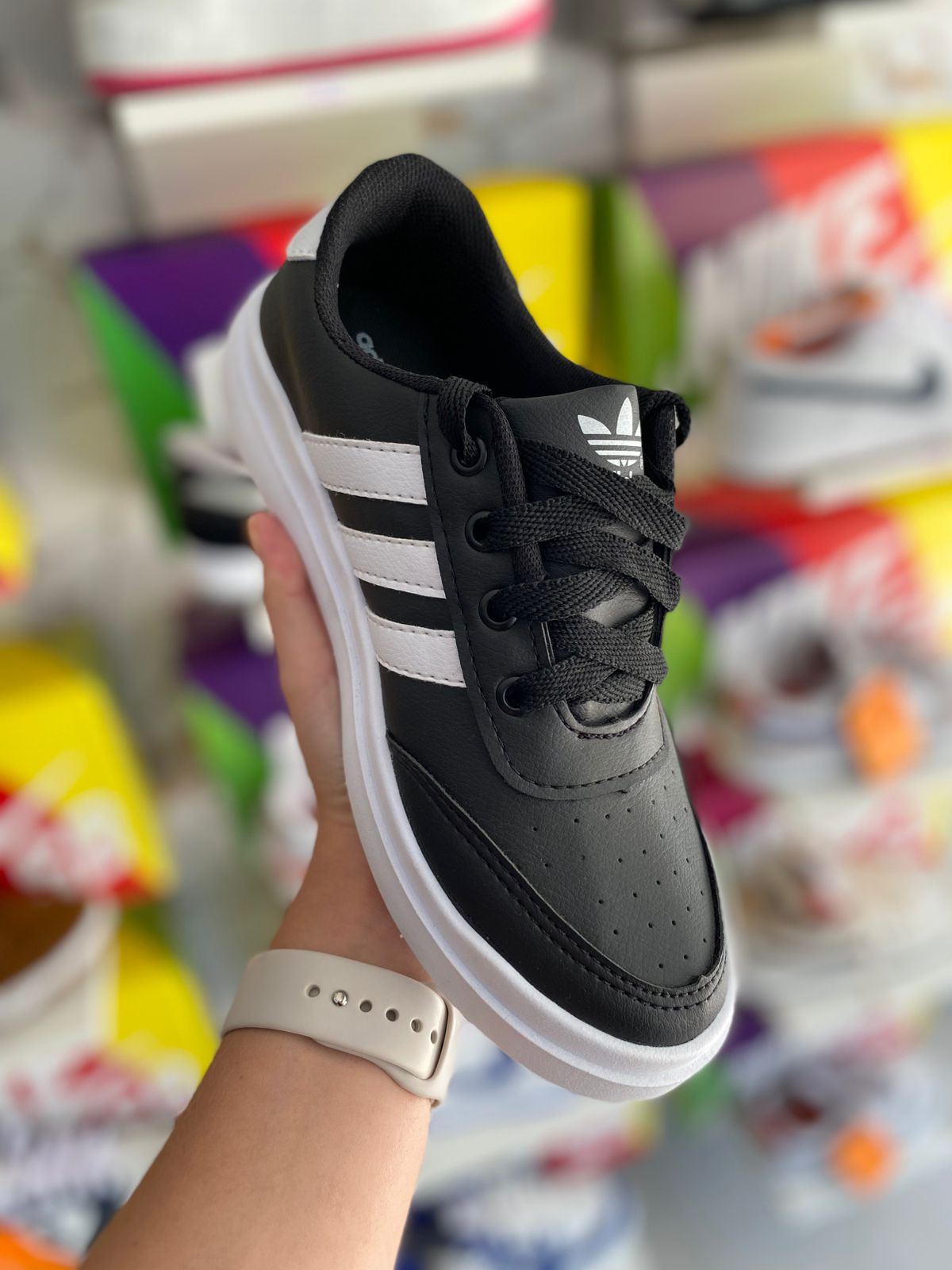 Adidas preto branco couro