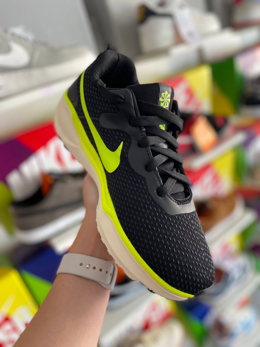 Nike preto verde néon solado bege