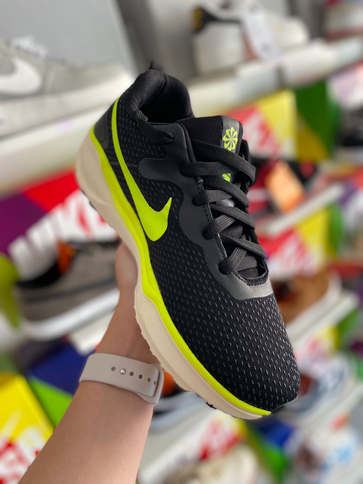 Nike preto verde néon solado bege