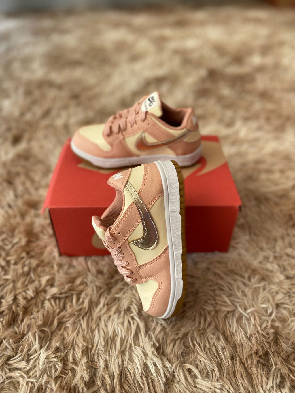 Tenis infantil nike dunk rosa dourado amarelo
